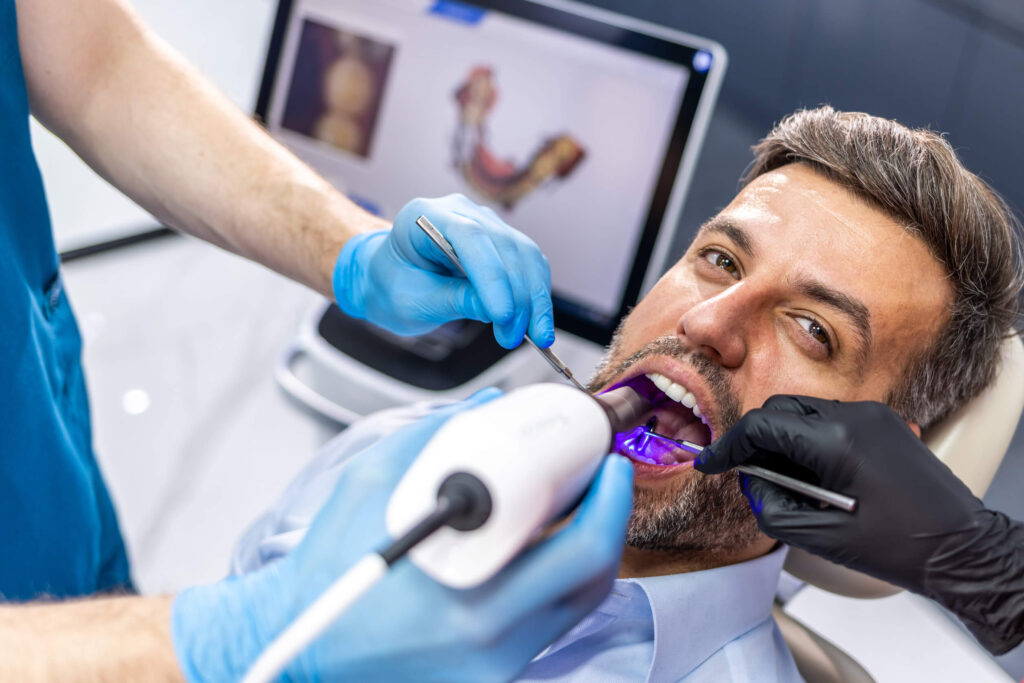 Tomograf komputerowy i jego uzupełnienie badania zębów u pacjenta skanerem wewnątrzustnym 3D